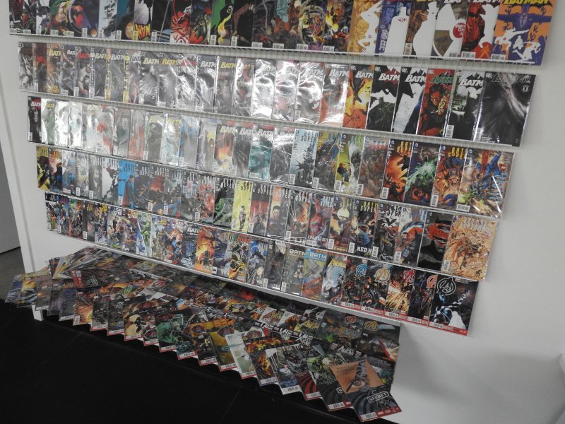 Huge Lot 200+ Comics W/ Batman, Avengers, Batman/Superman+ Avg VF+ Condition!