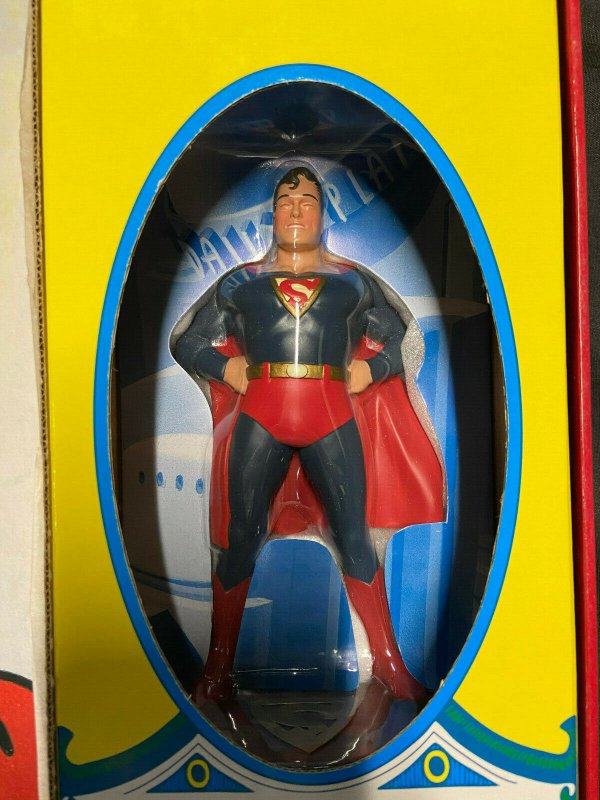 SUPERMAN MASTERPIECE COLLECTION INCLUDES HARDCOVER BOOK AND 8 INCH STATUE