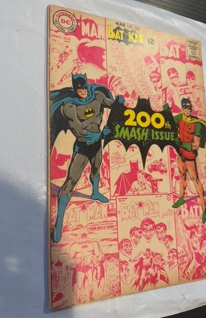 Batman #200 (1968)200 anniversary -Scarecrow story- mod foxxing/Tannning