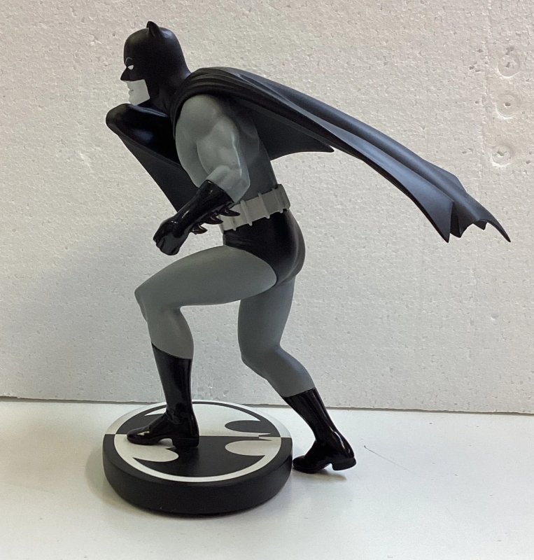 Batman Black & White Statue Batman By Carmine Infantino 815/5200