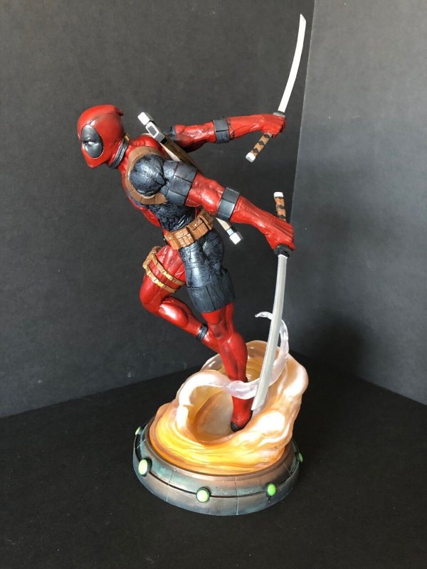 Diamond Select Gallery Marvel Deadpool PVC Diorama 9 Statue in Original Box 