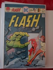 The Flash #236 (DC, 1975) VF+