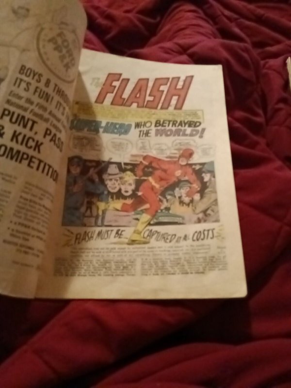 1965 DC Comics The Flash #156 The Super-Hero Who Betrayed the World!