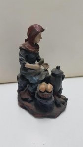 Figura de resina: Mujer cocinando con una olla de barro. 11 cm de altura.