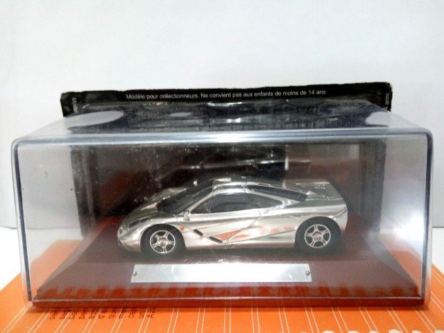 Coche Escala/Scale Diecast Car: McLAREN F1 - Metalizado Cromo en peana de mad...