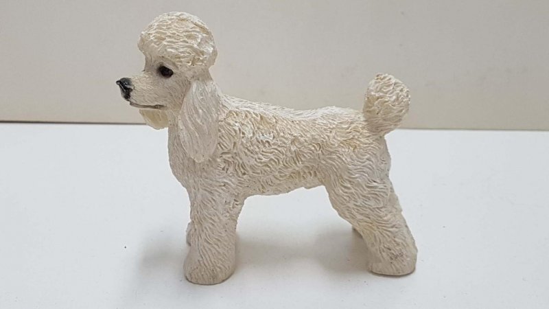 Figura de perro de resina: caniche de 7x7 cm