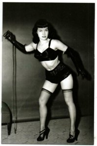 BETTIE PAGE 4 F NM- Photo 2018 2019 V2 Betty more in store