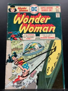 Wonder Woman #220 (1975)