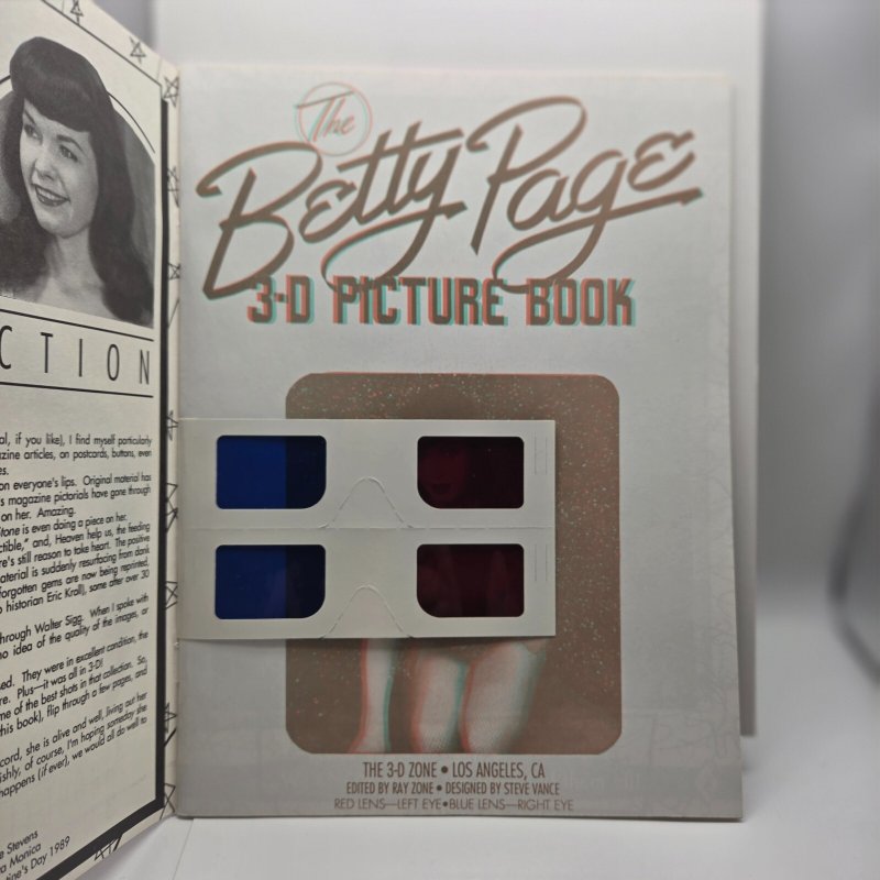 BETTY PAGE 3-D Picture Book VF/NM w/ glasses (1989) Dave Stevens