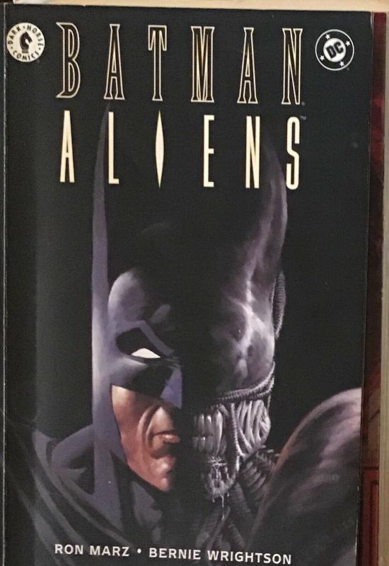 BATMAN DC VS PREDATOR 3,ALIENS,PHANTOM STRANGER,JUDGE DREDD TRADE PAPERBACK NM