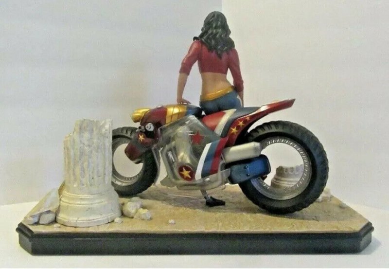 DC Collectibles WONDER WOMAN DC Gotham City Garage Statue 0009/5000 w/OB