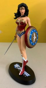 DC UNIVERSE ONLINE WONDER WOMAN STATUE JIM LEE 