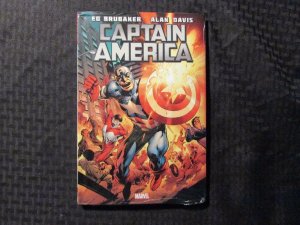 2012 CAPTAIN AMERICA v.2 by Ed Brubaker & Alan Davis HC/DJ Sealed