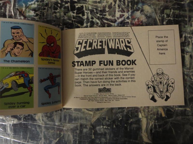 Marvel Super Heroes Secret Wars Spider-Man's Stamp Fun Book 32 Stamps VF-NM