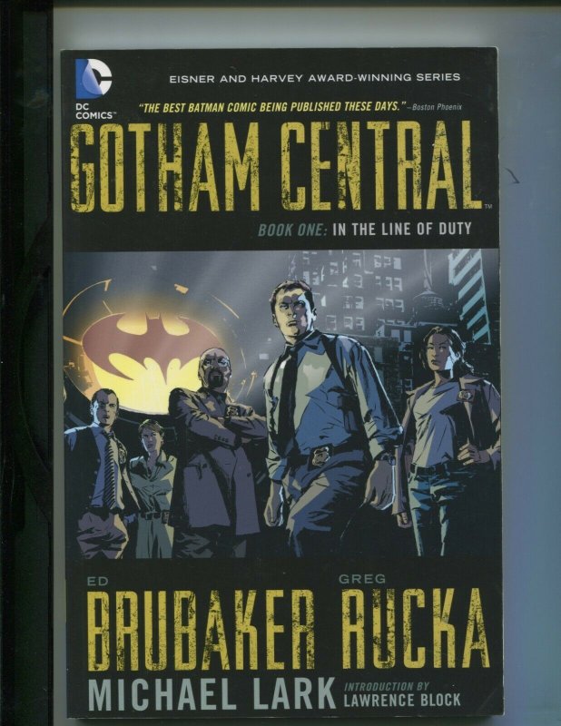 GOTHAM CENTRAL BOOK 1: IN THE LINE OF DUTY (FN/VF) BRUBAKER!! RUCKA!! 2009