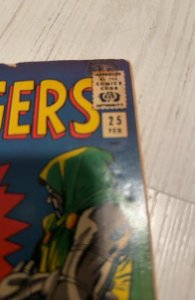 The Avengers #25 (1966)Enter Dr doom- heavy foxing/Browning top inch spine split