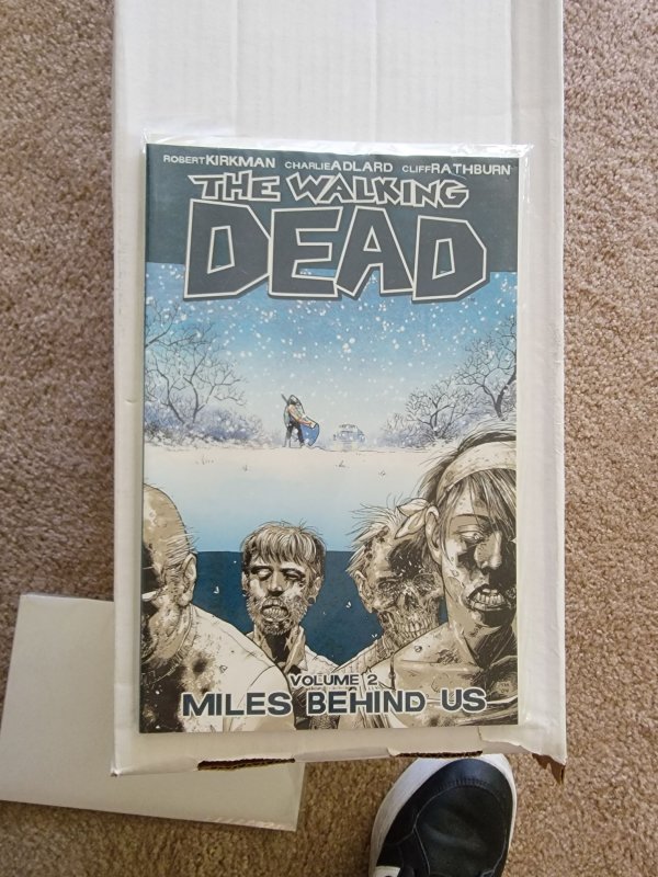 The Walking Dead Miles Behind Us Vol. 2 (2004)