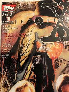 THE X-FILES Annual #1 : Topps 1995 VF; Newsstand Variant, Fox & SCULLY