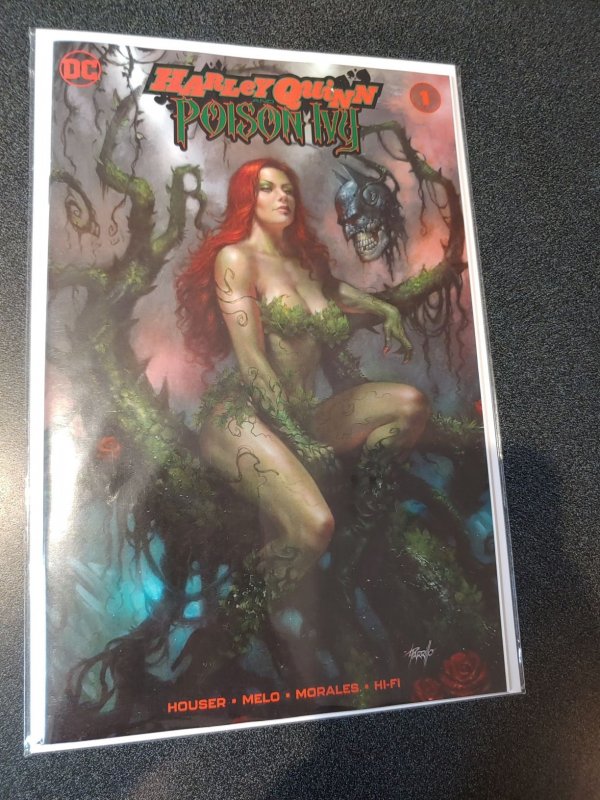 HARLEY QUINN POISON IVY #1 SIGNED BY LUCIO PARRILLO WITH COA