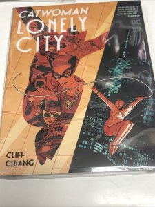 Catwoman Lonely City  (2022) DC HC Cliff Chiang