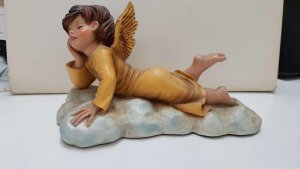 Figura de resina: Chica angel o querubin tumbada sobre una nube