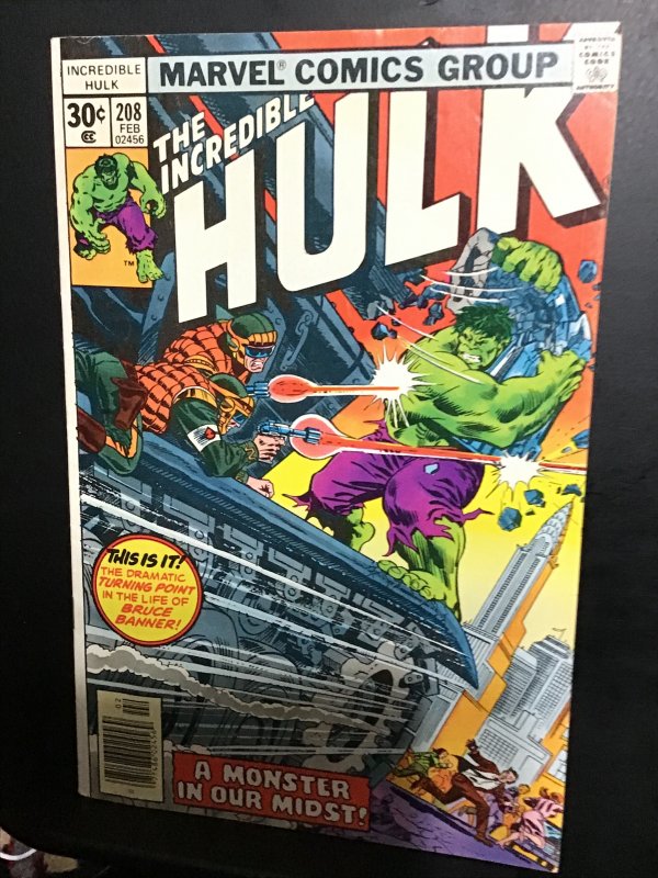 The Incredible Hulk #208 (1977) High-grade Absorbing Man key! VF. Wow!