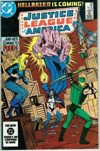 Justice League #225 (1960) - 9.0 VF/NM *1st Appearance Hallrazer*