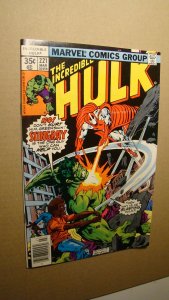 HULK 221 *HIGH GRADE* VS STINGRAY - MVS INTACT MARVEL COMICS