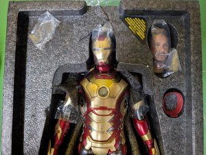 Hot Toys Sideshow Iron Man Mark XLII (2.0) 1/6 Scale Figure 913628 Pre-Owned