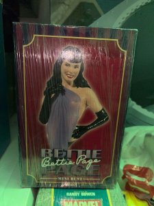 Dark Horse Deluxe, Betty Page Mini Bust, Limited to 4000