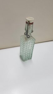 Botella  de cristal de tamaño mini con forma cuadrada y tapon mecanico. 13 c...