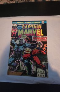 Captain Marvel #33 (1974)thanos vs capt marvelstarlin/Janson small chip B- cover