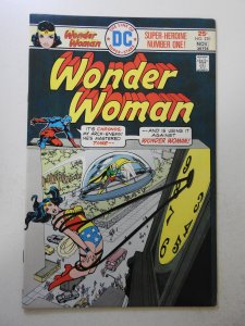 Wonder Woman #220 (1975) VF+ Condition!