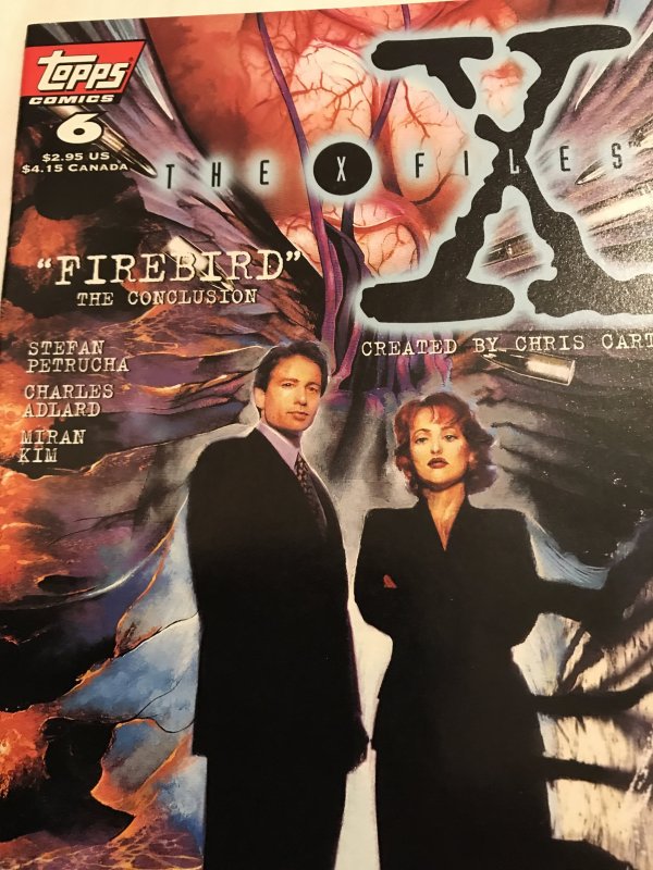 THE X-FILES #6 : Topps 6/95 VF/NM; Newsstand Variant, Fox & SCULLY photo cover