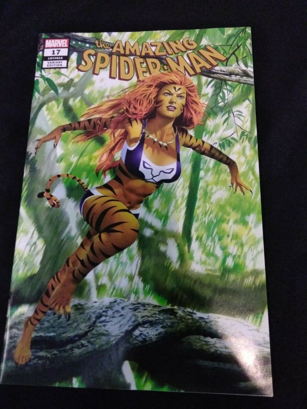Amazing Spider-Man #17 Mayhew ComicXposure Exclusive Variant Tigra Trade Dress