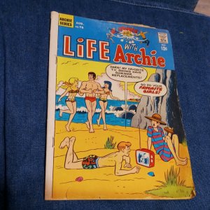 Life With Archie #76 Comic 1968 Dan DeCarlo Beach TV Reggie Betty Veronica