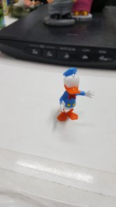 Figura plastico: Donald con brazos abiertos. Falta pegatina de los ojos