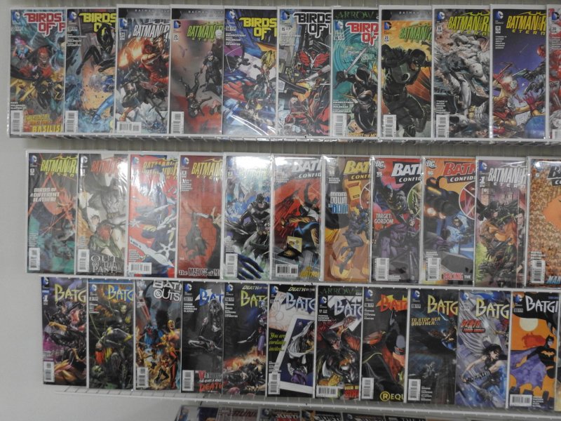 Huge Lot 170+ Comics W/ Birds of Prey, DMZ, Batman and Robin+ Avg VF-NM Cond!!