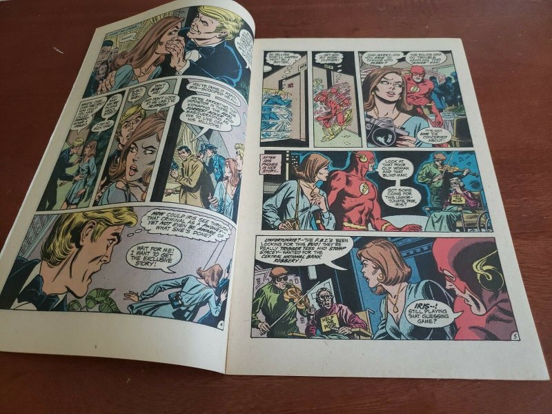 The Flash #204 (1971) - DC Comics - Comic Book white pages!