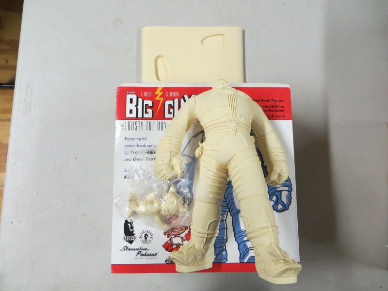 BIG GUY AND RUSTY THE BIG ROBOT 1:8 UNPAINTED RESIN STATUE FRANK MILLER