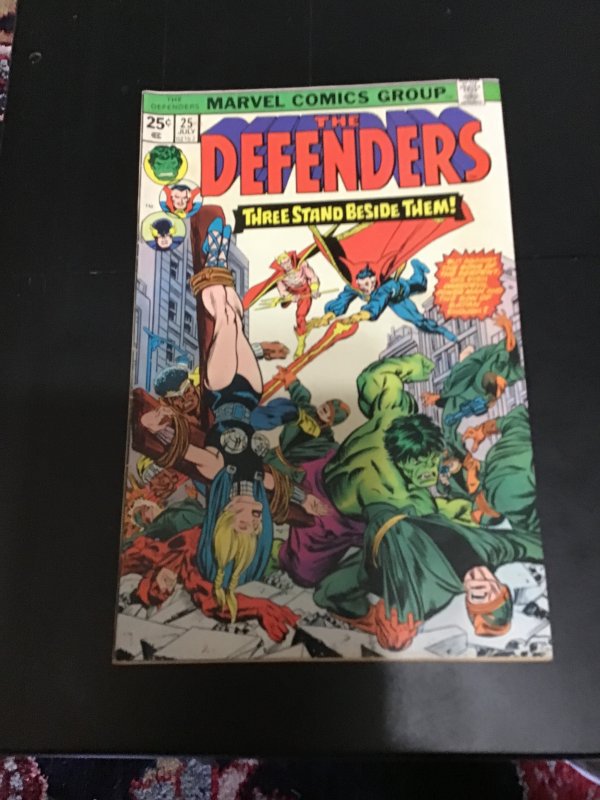 The Defenders #25 (1975) Valkyrie bondage cover! Sons of the Serpent! VF/NM Wow!