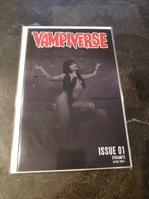 VAMPIVERSE 1 COSPLAY 1:30 INCENTIVE B&W SKETCH VARIANT