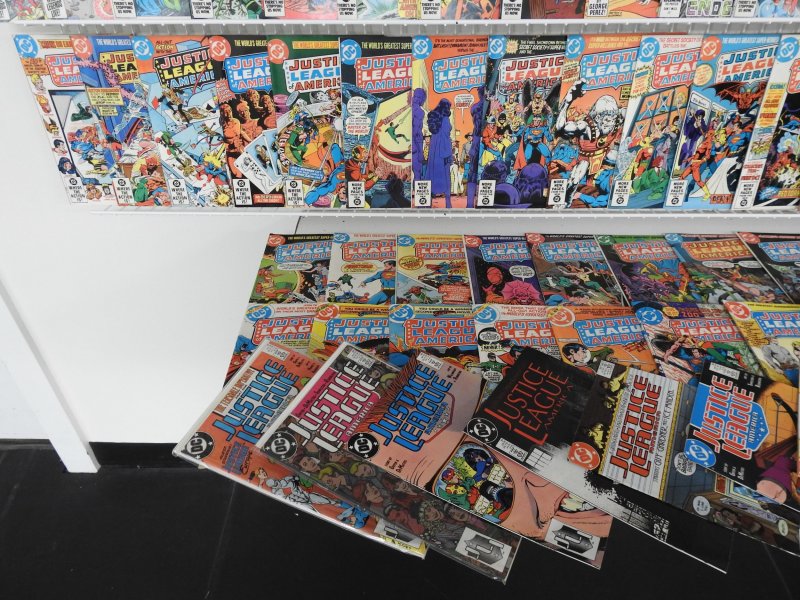 Huge Lot 180+ Comics W/ Justice League, Legends, Justice Society+ Avg Fine Cond!