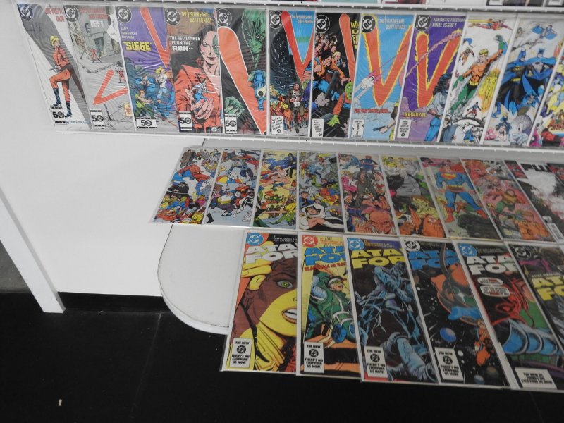 Huge Lot 150+ Comics W/ Batman, Robin, V, Who's Who+ Avg VF Condition!!