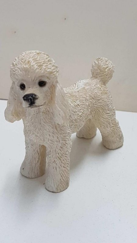 Figura de perro de resina: caniche de 7x7 cm