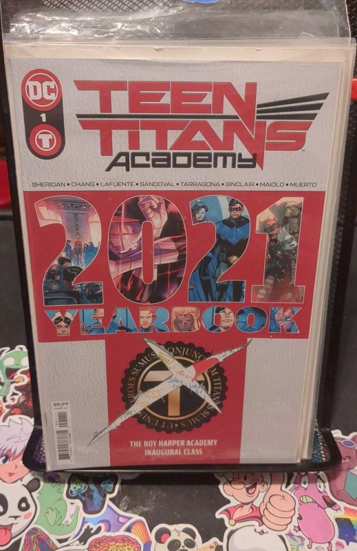 Teen Titans Academy 2021 Yearbook (2021)