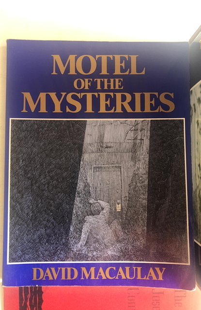 Motel of the mysteries MACAULAY 1979 95p.