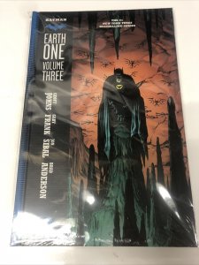 Batman Earth One Vol # 3 (2021) HC • DC Comics • Geoff Johns • Gary Frank •Sibal