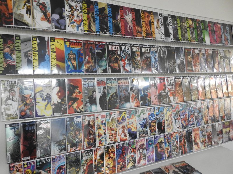 Huge Lot 160+ Comics W/ Dark Knights, Flash, Doomsday Clock+ Avg VF-NM Condition