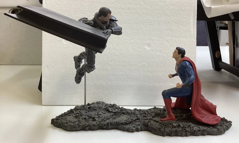 Man of Steel Superman Vs Zod 1:12 Scale Statue